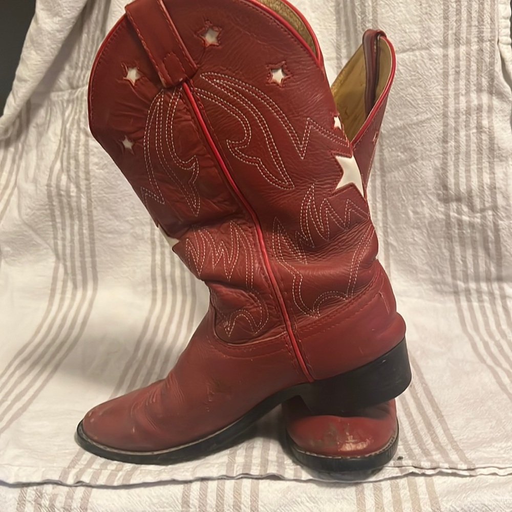 Used Justin boots,girls.Toes scuffed could be polished out,heels in great shape